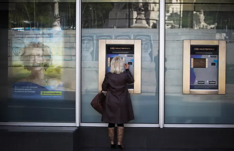 Pessoa usa caixa multibanco