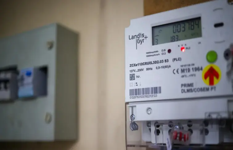 Imagem de um quadro elétrico em funcionamento