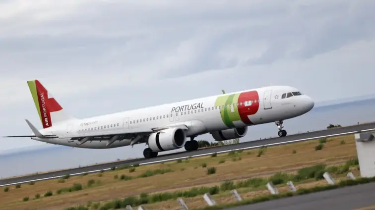 Fotografia de um avião da TAP no Aeroporto de Lisboa