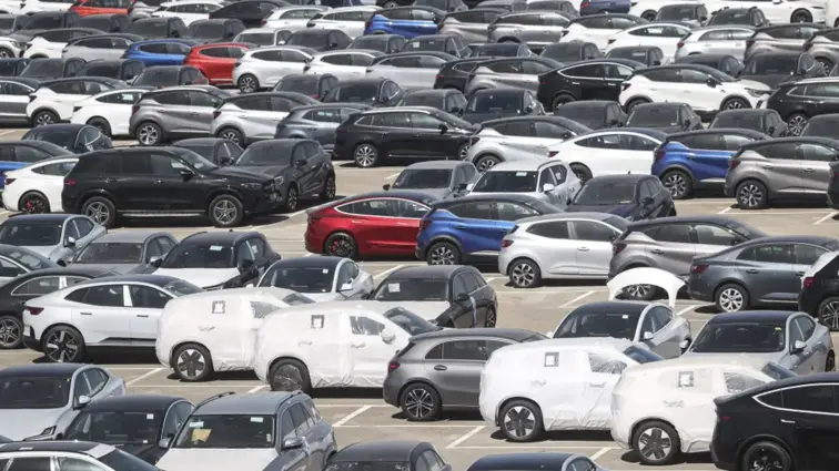 Imagem de carros novos estacionados