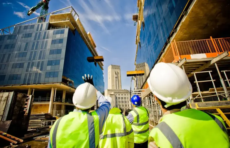 Construtores civis e fiscais durante obra