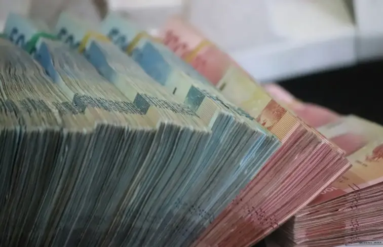 Monte de notas de 20 e 10 euros