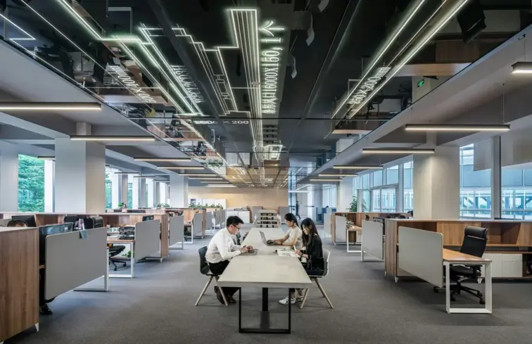 Imagem de funcionários em reunião empresarial