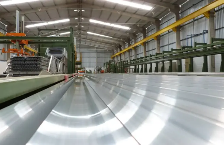 Interior de uma fábrica de produção de alumínio