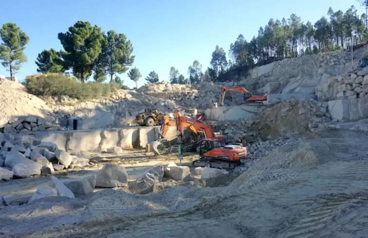 Trabalhos de exploração de terreno para setor de comercialização de granito