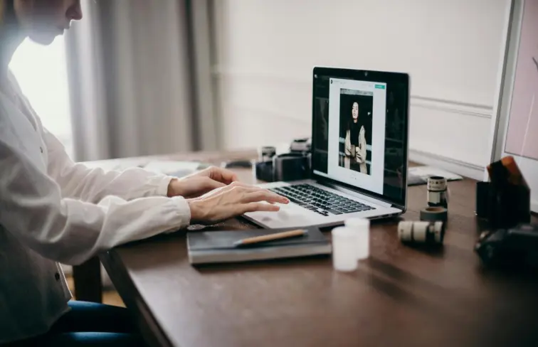 Pessoa a trabalhar num computador portátil