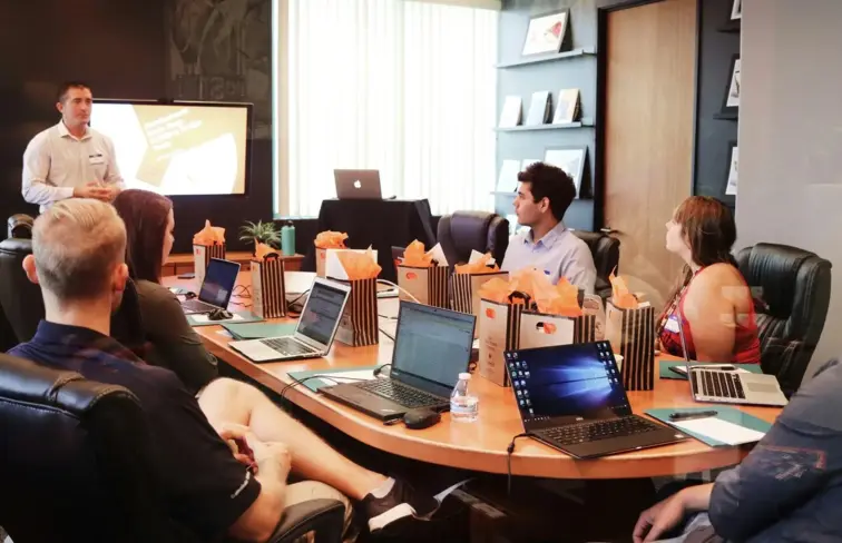 Grupo de trabalhadores em reunião