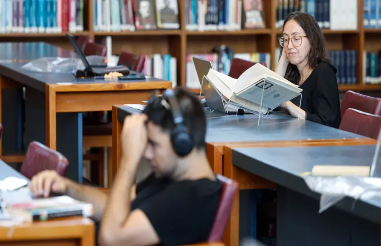 Alunos a estudar em biblioteca