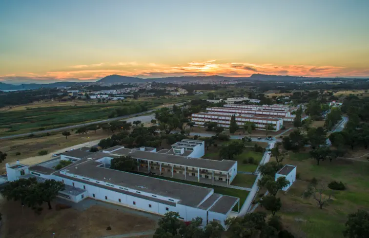Imagem aérea do Campus do Instituto Politécnico de Setúbal, nesta cidade, com um por do sol atrás.