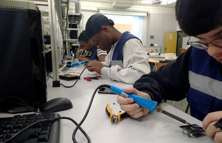 Imagem de alunos sentados na sala de aula, perspetiva de costas
