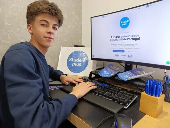 Na fotografia está Rodrigo Santos em frente ao computador. Aluno da Covilhã cria plataforma para ajudar outros jovens a estudar