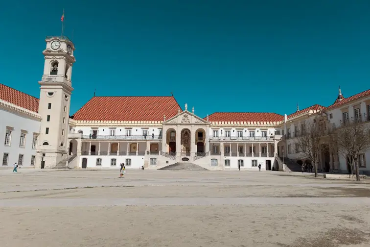 fotografia do exterior do edifício da Universidade de Coimbra