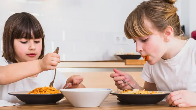 Crianças a comer