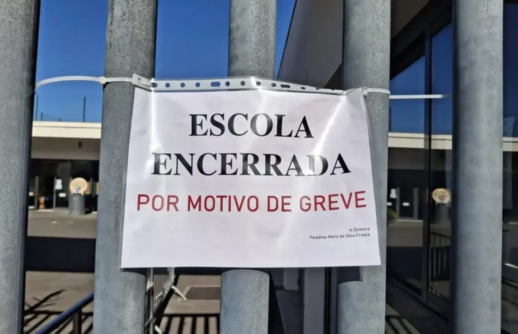 Papel no portão de escola a dar conta do encerramento por motivo de greve