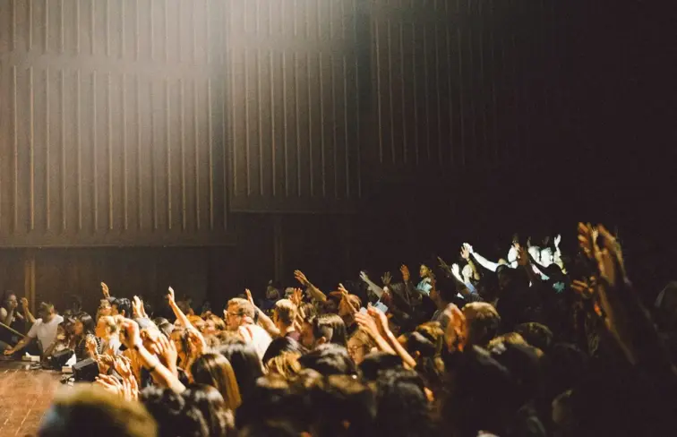Imagem geral de estudantes universitários em sala de aula