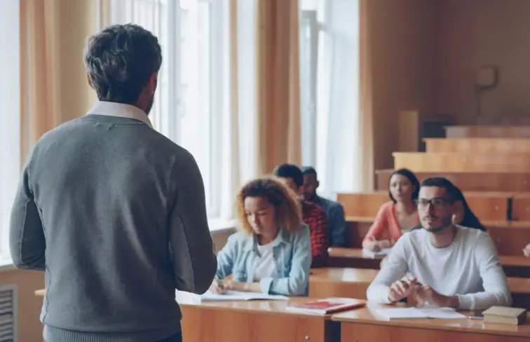 Docente e alunos em aula universitária