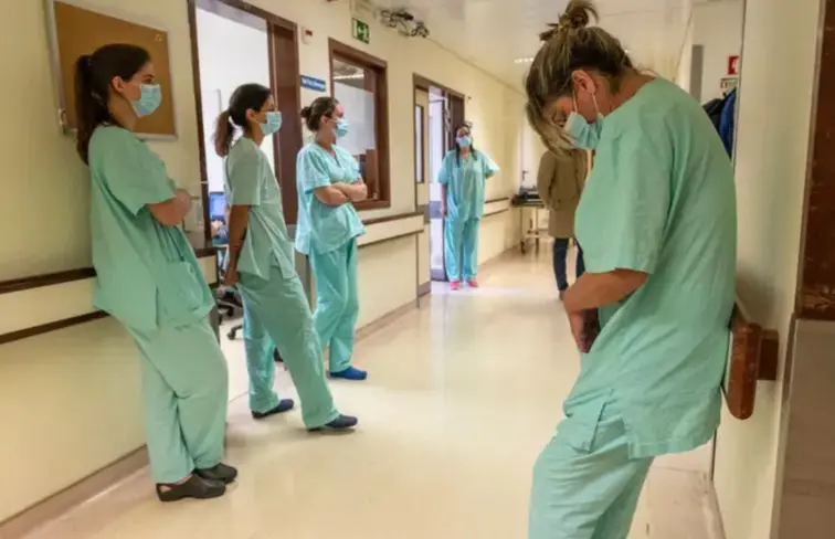 Grupo de enfermeiros no corredor de um hospital