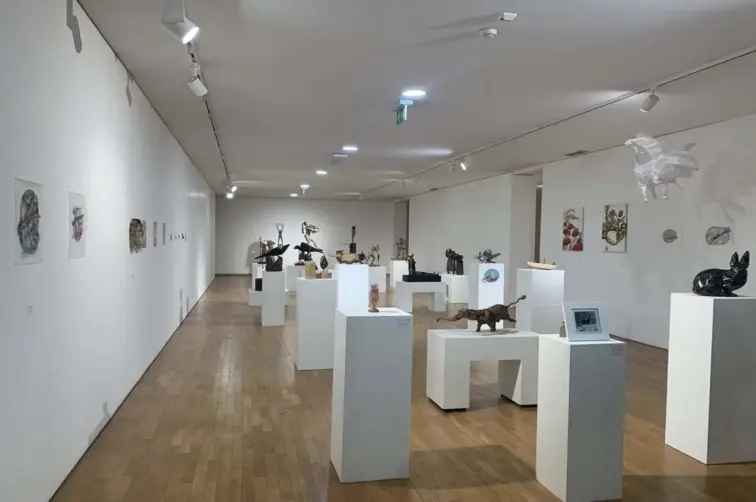 Sala da exposição de esculturas e pinturas Otawara-Bragança. 
