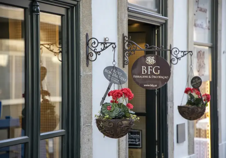 Fachada da loja BFG Ferragens, na baixa do Porto.