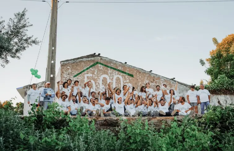 Fotografia de grupo da equipa Just a Change onde maioritariamente são jovens