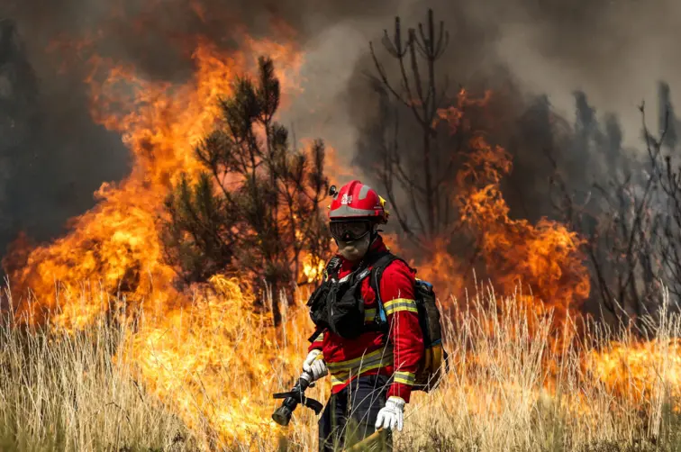 Bombeiro no combate às chamas
