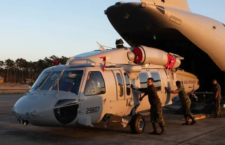 Chegada de um helicóptero Black Hawk à Força Aérea Portuguesa.