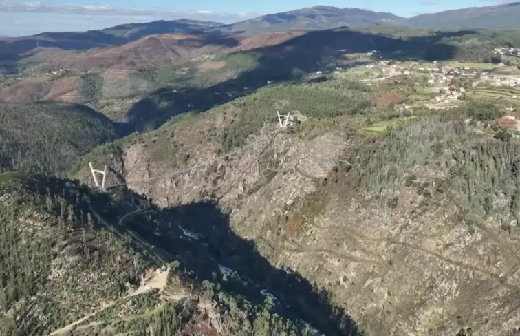 Imagem mostra várias serras que foram devastadas pelo fogo