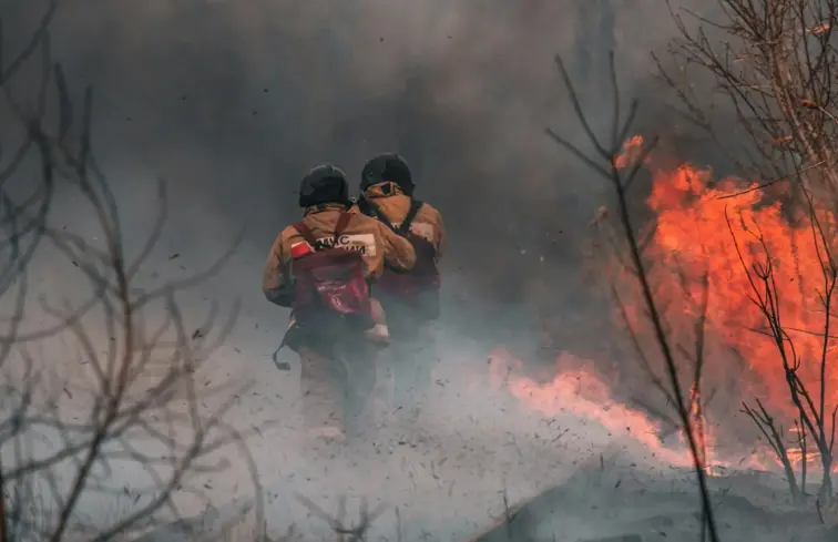 Bombeiros a combater fogo