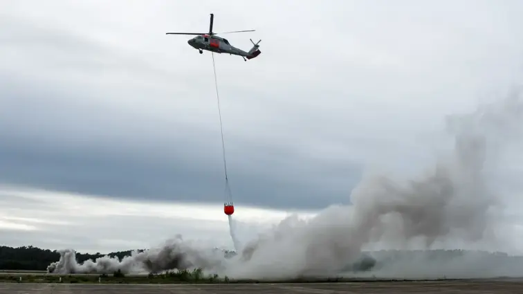 Helicóptero em combate a um incêndio