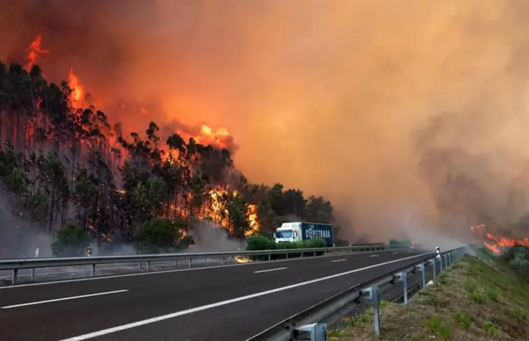 Fogo aproxima-se da autoestrada