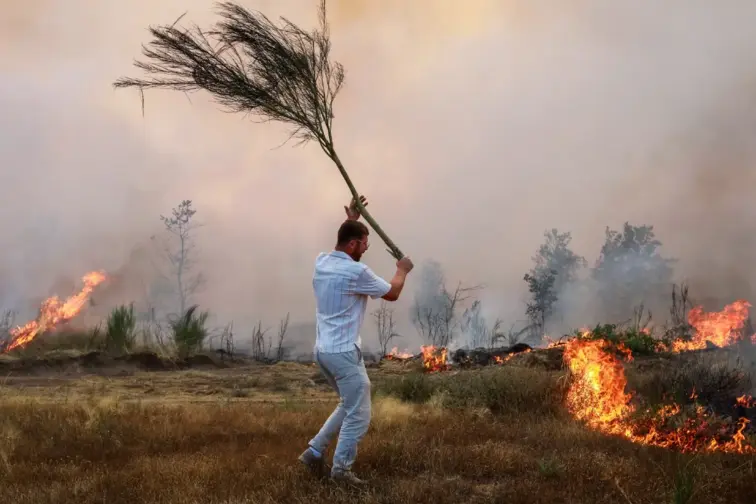Imagem de homem a combater o incêndio que lavrou em Trancoso