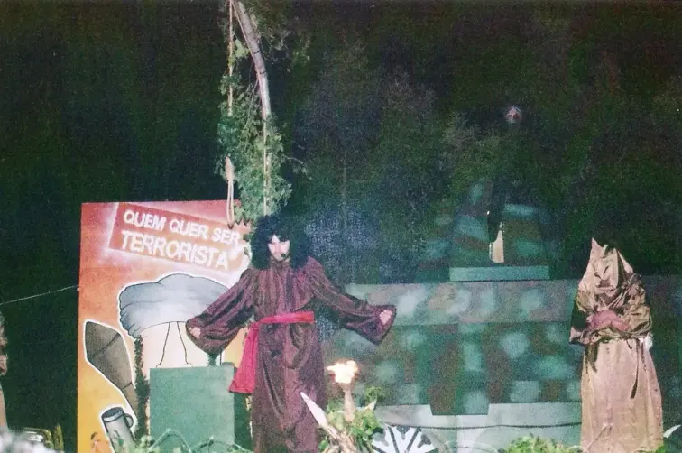 Cenário da peça de teatro relativa à Queima do Judas em Travessô. 