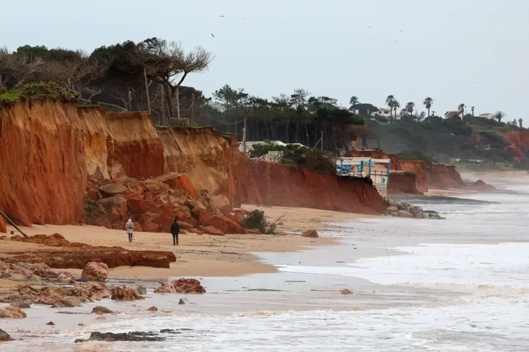 Algarve com 35 praias afetadas por instabilidade em arribas e recuo do areal