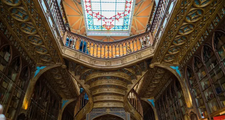 Icónica escadaria da Livraria Lello