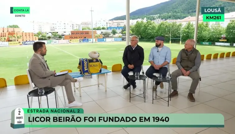 Na imagem, o jornalista Luís Varela de Almeida diante do painel de convidados de Lousã.