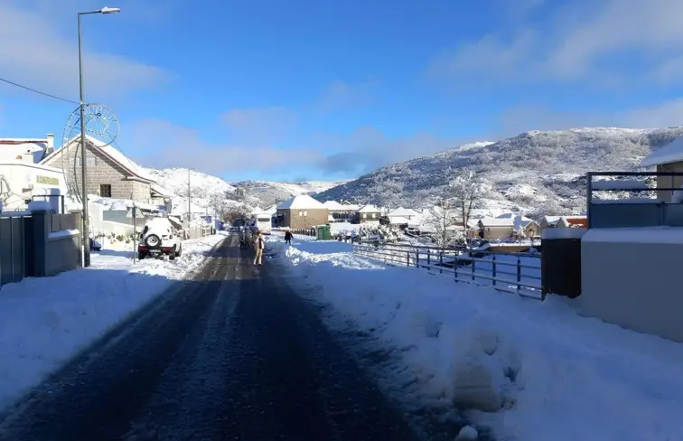 Imagem da aldeia de Castro Laboreiro pintada de branco, coberta de neve.