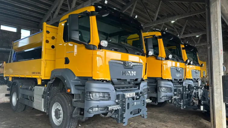 Imagem demonstra os três novos limpa-neves que estão prontos a serem utilizados na Serra da Estrela