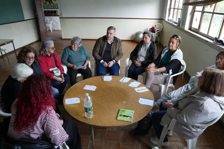 Idoso a usar um telemovél