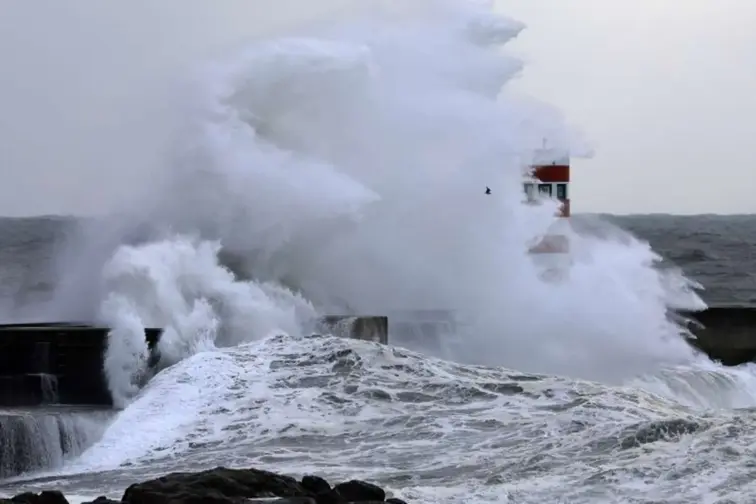 Onda falta a galgar um farol. 
