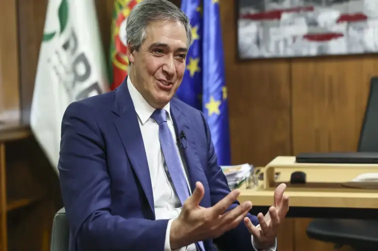 Na foto, o presidente da Estrutura de Missão Recuperar Portugal, Fernando Alfaiate, sentado à secretária a conversar.