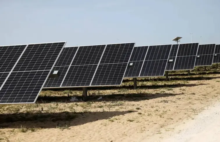 Vários painéis solares