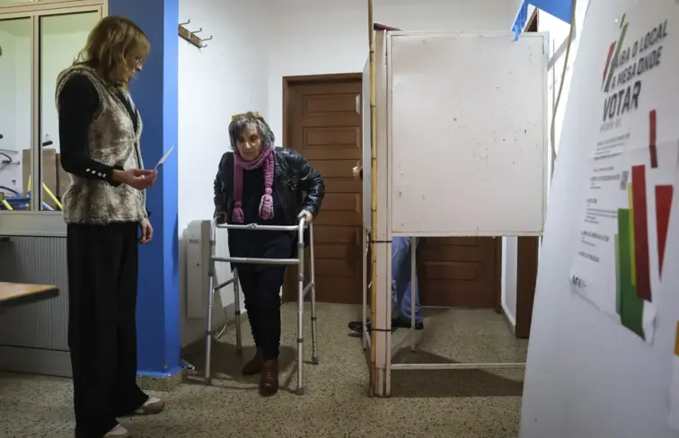 Imagem de Habitante a ir votar nas eleições presidenciais