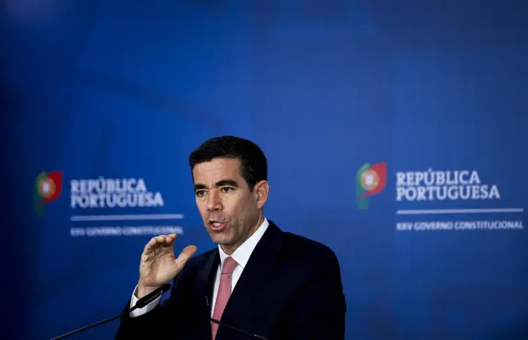 O ministro António Leitão Amaro em conferência de imprensa.