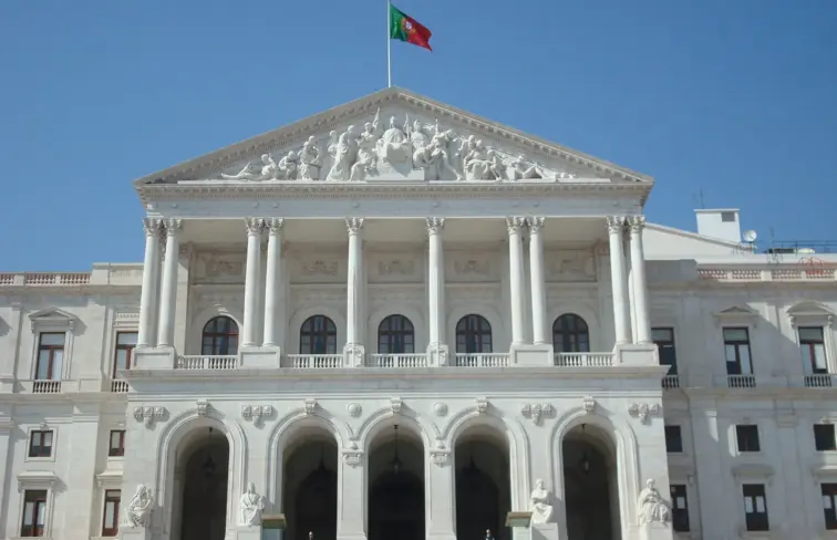 Fachada do edifício da Assembleia da República.