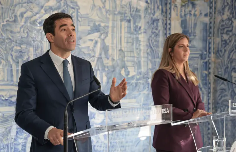 À esquerda o ministro Leião Amaro e à direita a ministra Margarida Bolseiro Lopes.