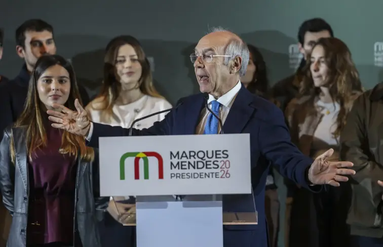 Marques Mendes, candidato presidencial, discursa num púlpito rodeado de jovens 
