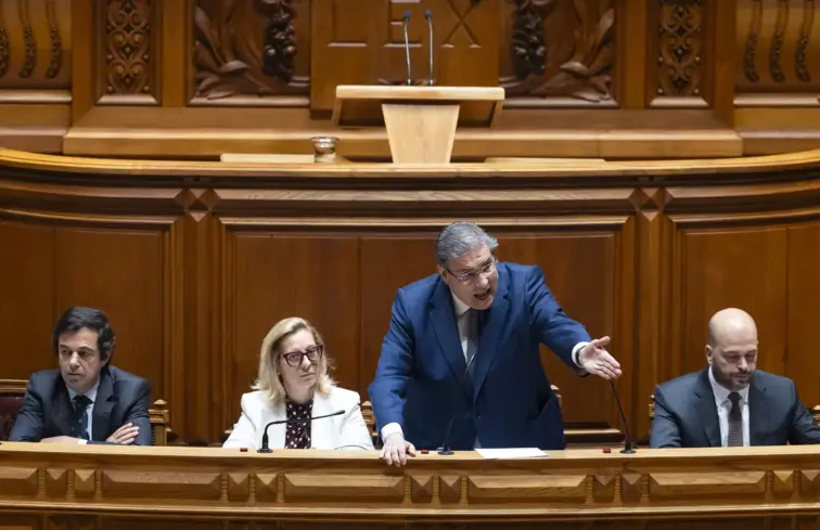 O ministro dos Assuntos Parlamentares, Carlos Abreu Amorim, usa da palavra durante a sessão plenária, na Assembleia da República.