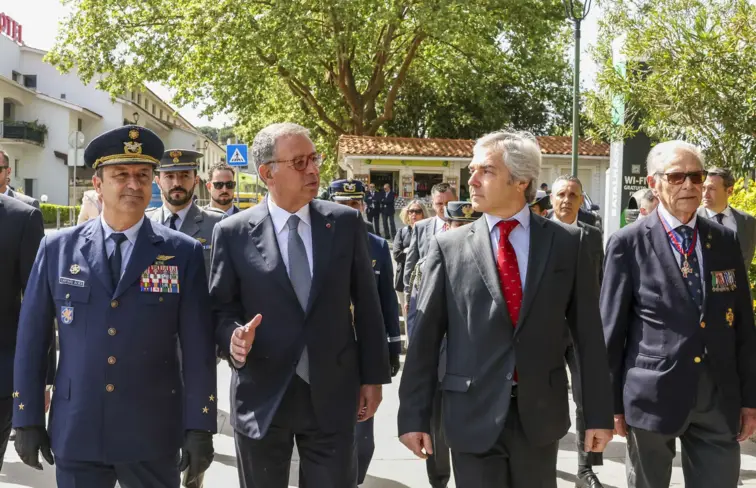 Seguro na cerimónia do Dia do Combatente, com ministro da Defesa, Nuno Melo, e o chefe do Estado-Maior das Forças Armadas, João Cartaxo Alves.