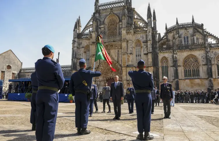 Seguro na cerimónia do Dia do Combatente.