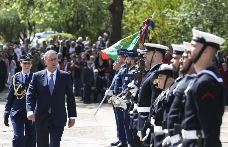 Seguro na cerimónia do Dia do Combatente.